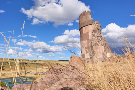 The chullpas of Sillustani are located 34 kilometers from the city of Puno, on a peninsula that extends into the bright blue waters of Lake Umayo.