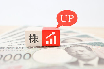 日本株の株価上昇を示すイメージ。1万円札とグラフ。