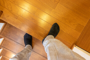 屋内の木製の階段を上りきる