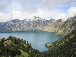 Obraz premium Crater Lake Segara Anak at Mount Rinjani with Mist-Kissed Peaks, Lombok, Indonesia