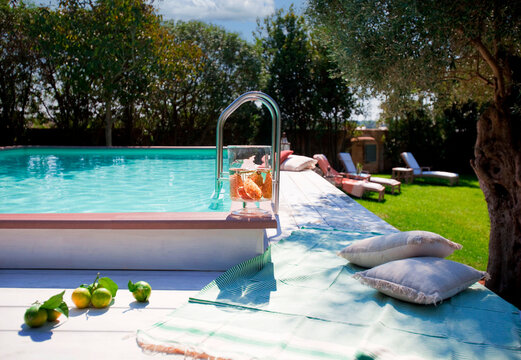 Esterno con piscina e cuscini