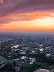 Obraz premium Hangzhou University Campus Sports Facilities at Sunset with Vibrant Sky