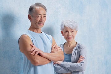 エクササイズするシニアの男性と女性のポートレート