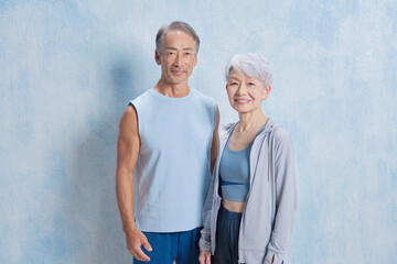 Obraz premium エクササイズするシニアの男性と女性のポートレート カメラ目線
