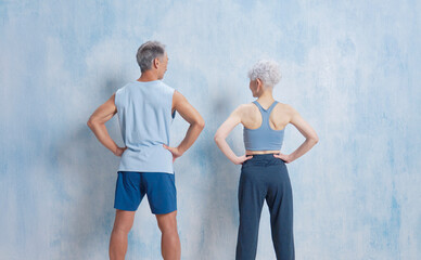 エクササイズするシニアの男性と女性のポートレート　後ろ姿