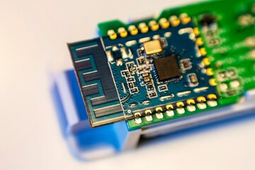 Microchip and antenna on circuit board