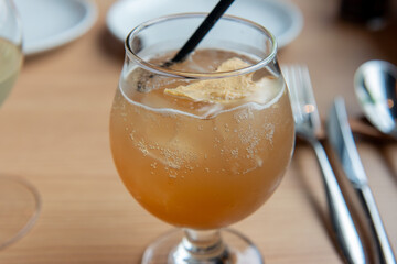 生姜を浮かべたジンジャーエールのクローズアップ