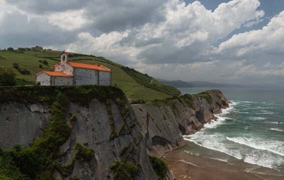 Blick auf die Kapelle Ermita de San Telmo oberhalb der  Flysch-Klippe bei Zumaia im Baskenland