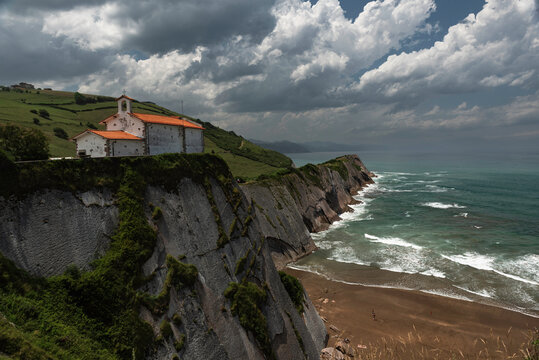 Kapelle von San Telmo an der Flysch-K&uuml;ste bei Zumaia im spanischen Baskenland mit dunklen Wolken 