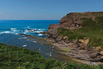 Landschaft mit Meer und Steilküste an der baskischen Flysch-Küste in der Nähe von Zumaia, Spanien