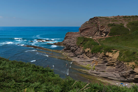Landschaft mit Meer und Steilk&uuml;ste an der baskischen Flysch-K&uuml;ste in der N&auml;he von Zumaia, Spanien