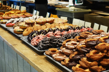 おしゃれなドーナツ屋の店内風景