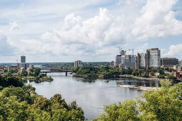 Naklejka premium View of the Ottawa River and Gatineau skyline from downtown Ottawa