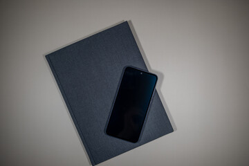 Notizbuch mit Mobiltelefon