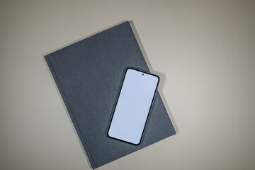 Notizbuch mit Mobiltelefon