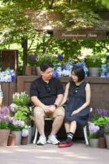 Naklejka premium A man and woman sit on a bench in front of a sign that says 