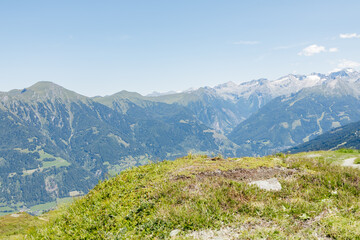 Obraz premium Majestic mountain vista overlooking lush green valley in the alps