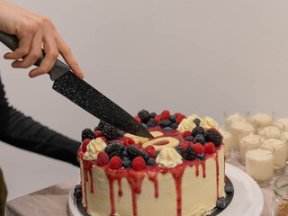 Realistic Photo of a Birthday Cake for 40th Birthday - Real Life Photo not Studio - More Athmosphere and Realism with Woman Hand High quality photo
