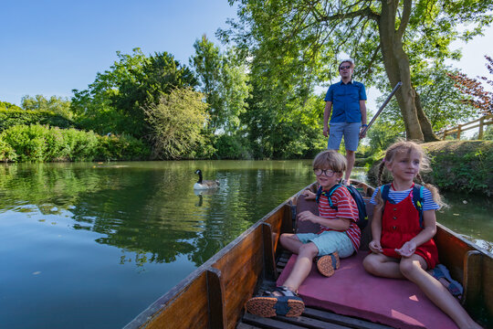 Relaxing river adventure with kids visiting Oxford, England