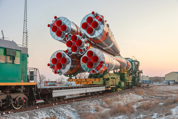 Obraz premium Transportation of a space rocket to the launch site on a special railway platform.