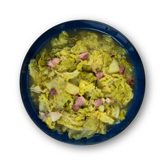 Soupe au chou dans une assiette creuse, vue de dessus - photographie studio sur fond blanc