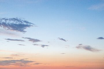 青と赤のグラデーションが広がる夕空