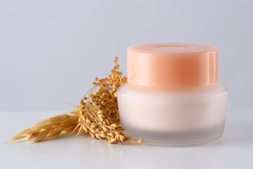 Cosmetic cream jar with collagen