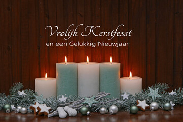 Brandende kaarsen met kerstballen en dennentakken voor een houten plankje. De groet 