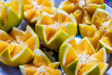 Naranja cortada en un plato navideño.