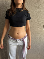 mulher com quadril e barriga com gordura 