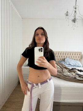 mulher com quadril e barriga com gordura 
