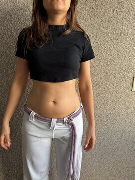 mulher com quadril e barriga com gordura 