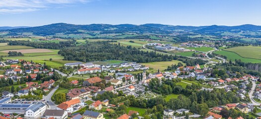 Der Luftkurort Thyrnau in der niederbayerischen Region Donau-Wald nahe Passau aus der...