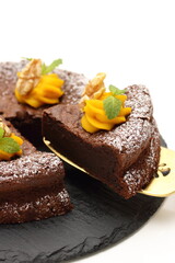 ケーキサーバーにのせたチョコレートケーキ