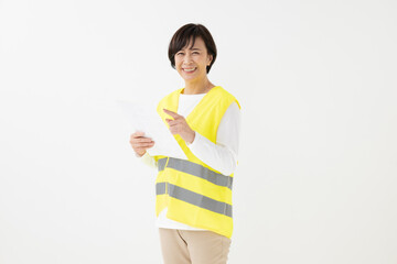 反射ベストをつけた女性