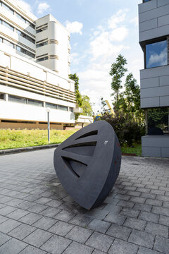 Skulptur "Die Augen der Athene" von Rolf Hartmann im Aussgel&auml;nde der Universit&auml;t Heidelberg im Neuenheimer Feld
