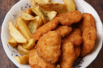 チキンカツとフライドポテト