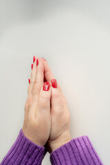 H&auml;nde einer &auml;lteren Frau in der Gestik des Bittens