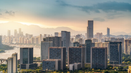 Obraz premium Modern city skyline with tall buildings under a cloudy sky
