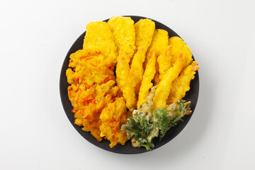 튀김은 양파, 당근, 쑥갓 따위의 채소에 밀가루와 달걀을 씌워 기름에 튀긴 음식.
Tempura is a food made by coating vegetables such as onions, carrots, and mugwort with flour and eggs and then frying them in oil.