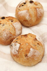 レーズンとクルミの丸いパン