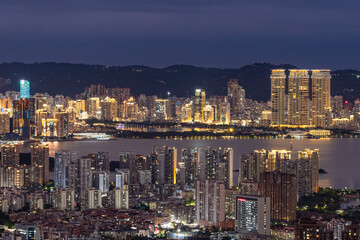 Naklejka premium Beautiful night view of city skyline with illuminated buildings