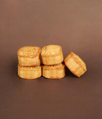 The lighting gently softens the scene, making the pia bread appear even more appetizing