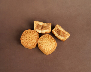 The brown backdrop enhances the traditional and rustic impression of the pastry