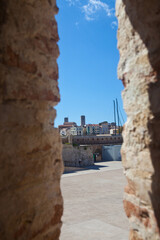 Fototapeta premium Historyczne miasto prowansalskie, z murami obronnymi, mariną i pięknymi plażami, Antibes, Francja, A historic Provençal town with ramparts, a marina, and beautiful beaches, Antibes, France