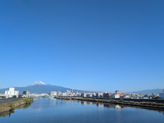 Obraz premium Beautiful Clear Day Featuring Mt. Fuji and Calm River in Japan