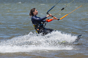 Kite - Junge Frau in Action © Bittner KAUFBILD.de