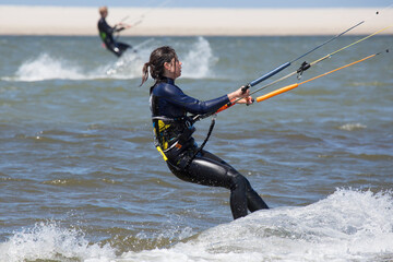 Kite - Junge Frau in Action © Bittner KAUFBILD.de