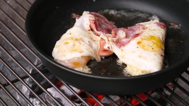 キャンプの朝食にフライパンで焼くハムエッグ