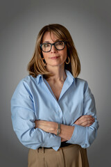 Obraz premium Close-up of a blond haired confident woman standing against isolated background